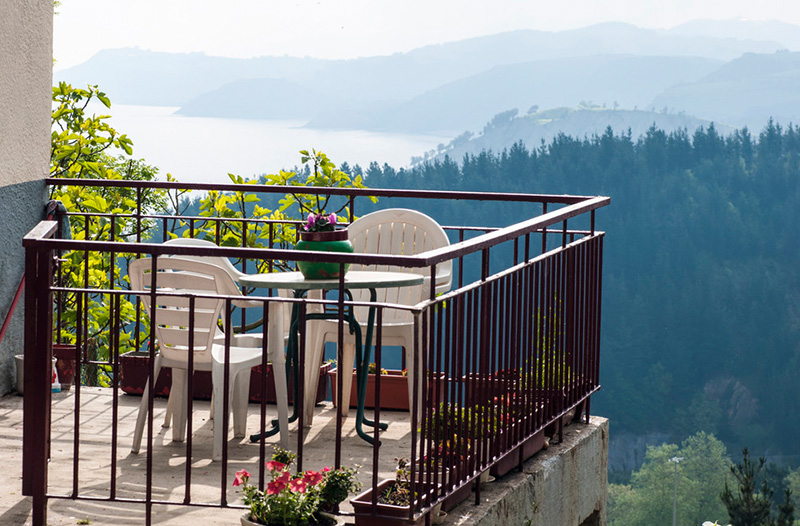 Onkel Kethe auf dem Balkon Grillen