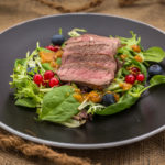 Büffel Hüftsteak Salat angerichtet