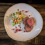 Teriyaki Beef mit gegrilltem Salat angerichtet