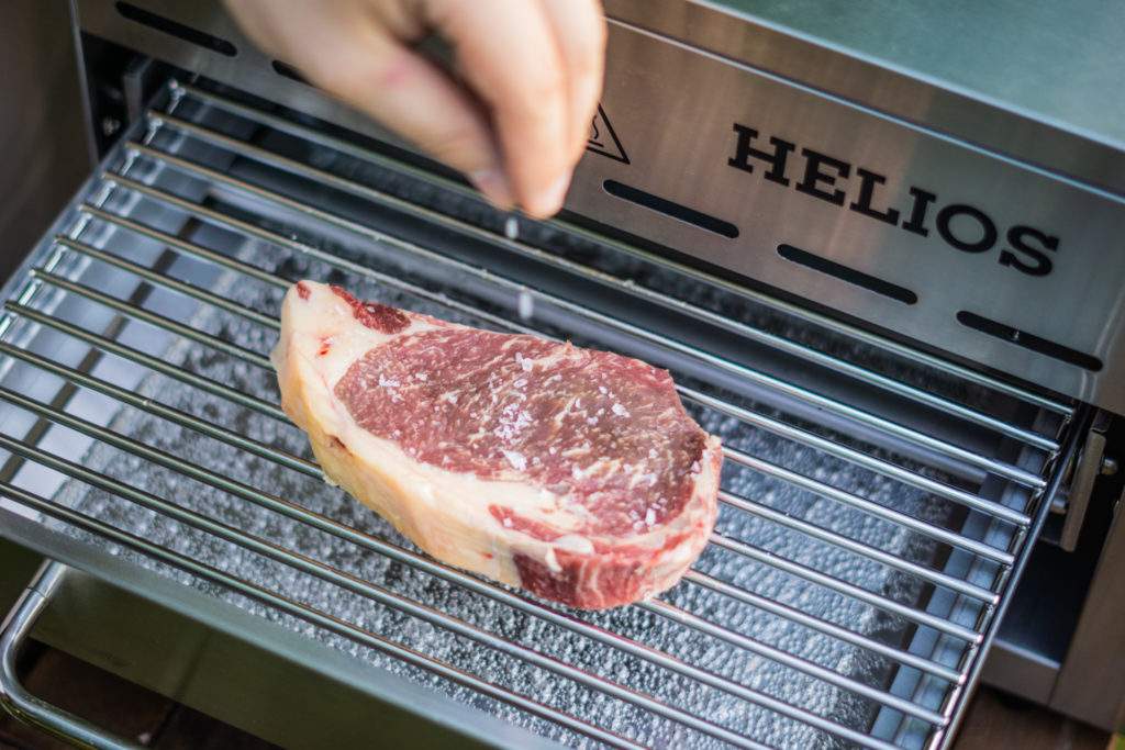 Meateor Helios Steak salzen