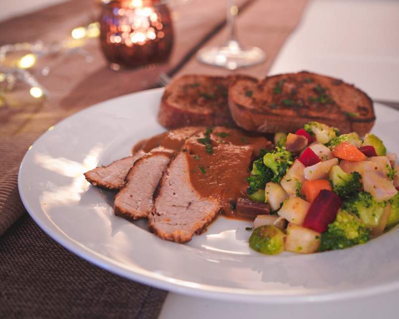 Geschmorter Kalbstafelspitz mit Wintergemüse &amp; Crostini | Onkel-Kethe.de